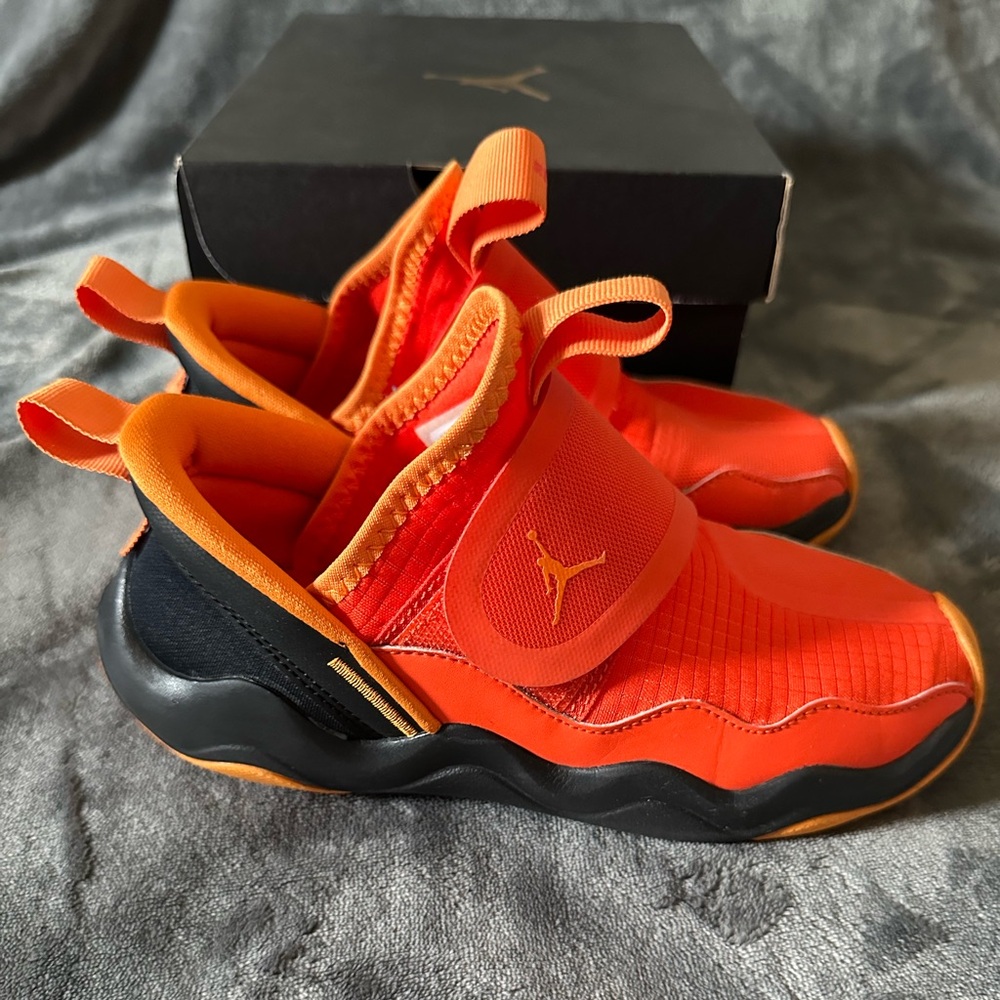 Kids Jordan 23/7 sneakers